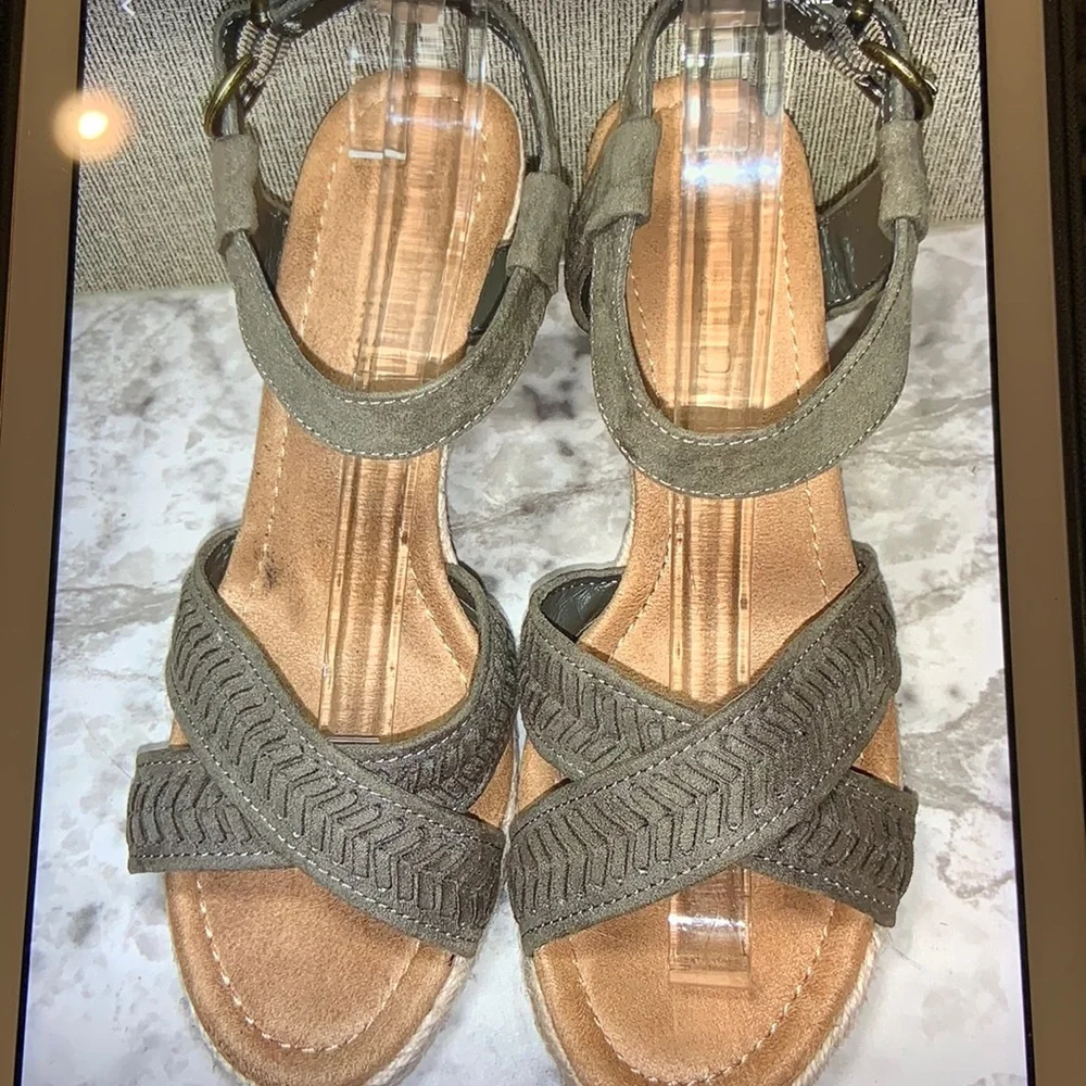 Pesaro Skye Green Faux Suede Wedge Sandals size 8
